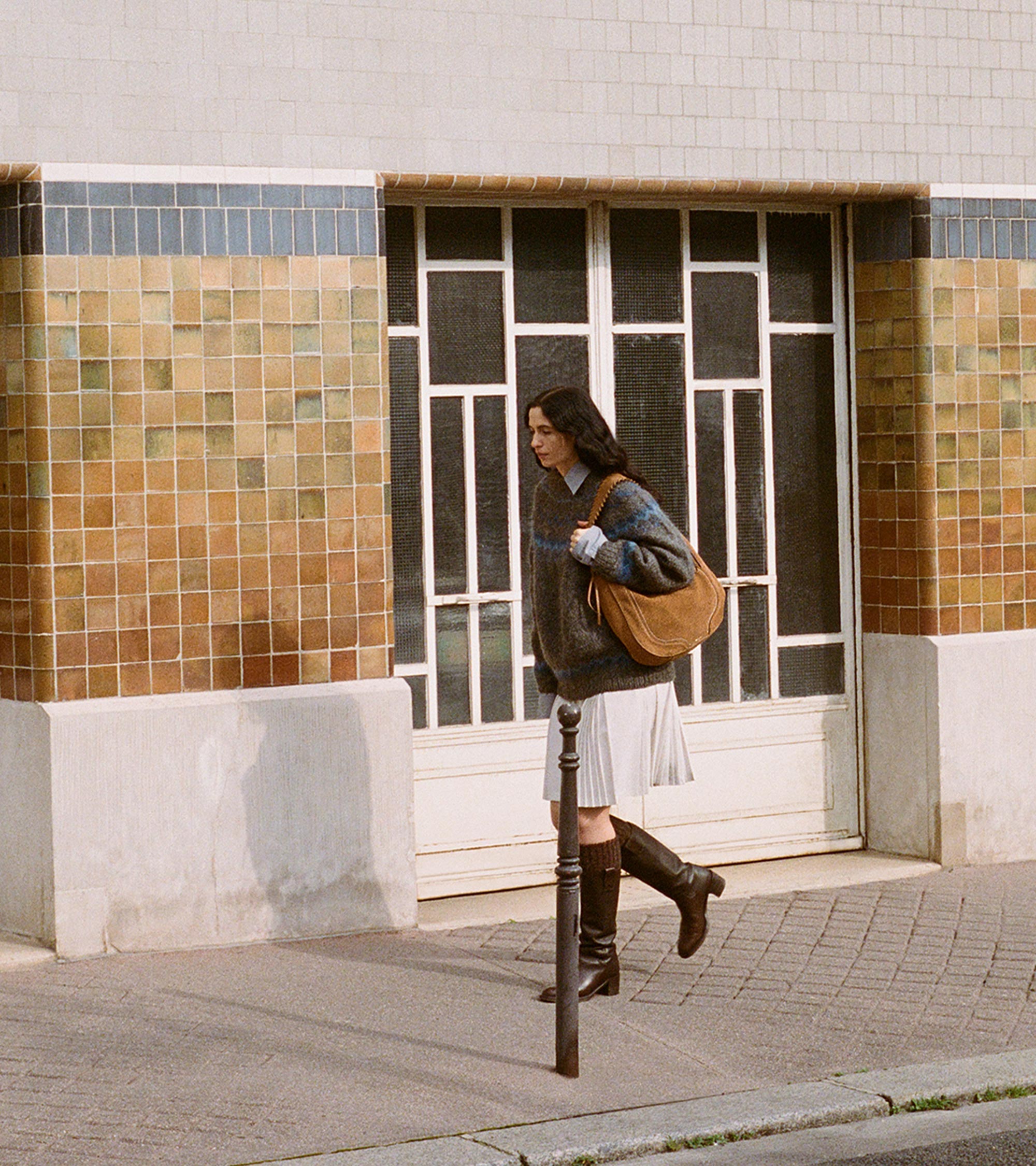 Ella medium hobo bag in grained leather and nubuck