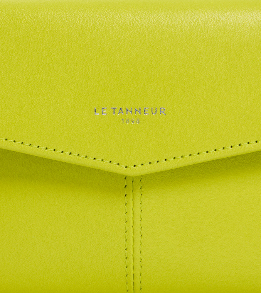 Cartera sobre mediana Charlotte de cuero liso