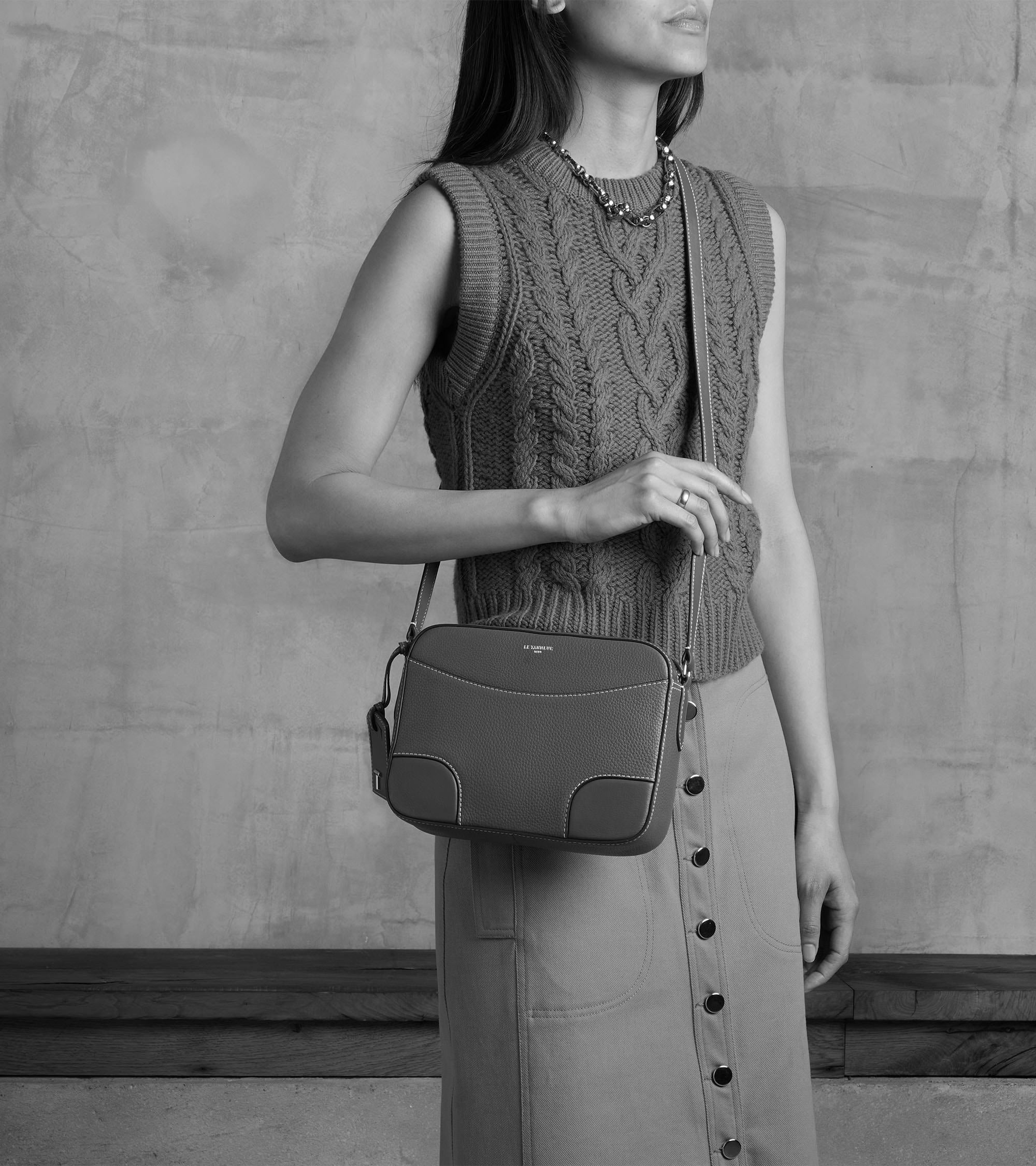 Bolso bandolera mediano Romy de cuero granulado y liso